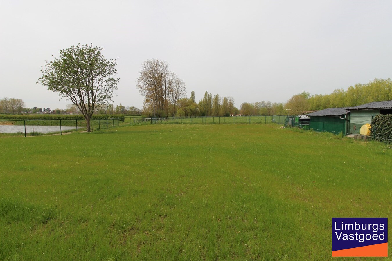 Ruime villa, 308m², 4 slpk, uitzicht op velden, 19a49ca 