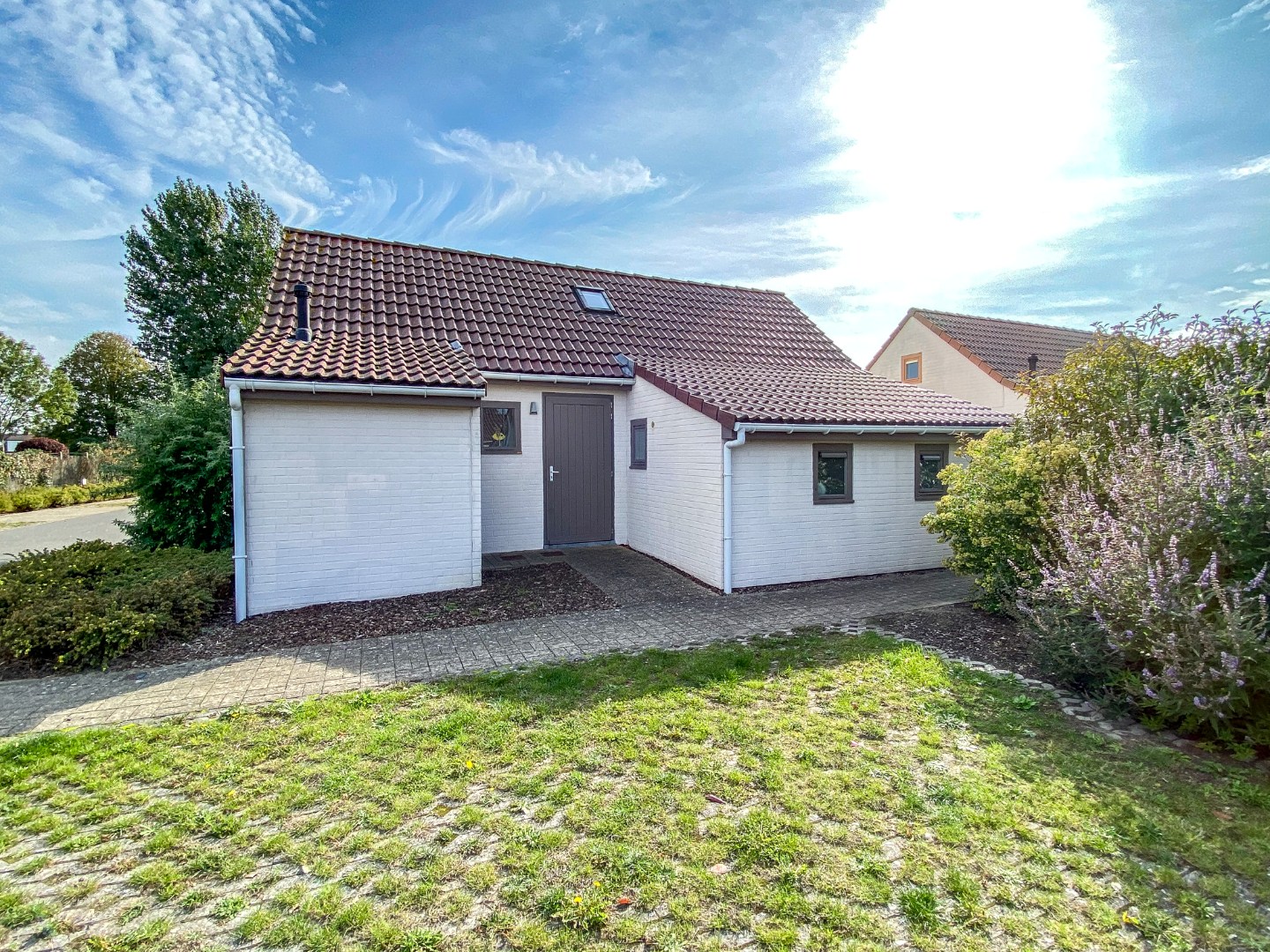 Prachtig onderhouden vakantiewoning (type vissershuis) met 3 slaapkamers en privé-parkeerplaats te Oostduinkerke. 