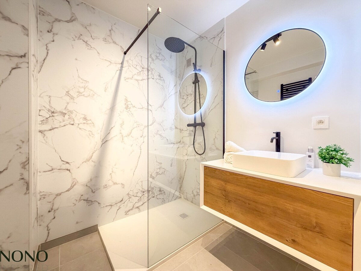 Fantastisch 2-slaapkamer appartement met staanplaats en terras pal in de Doorniksewijk ! 