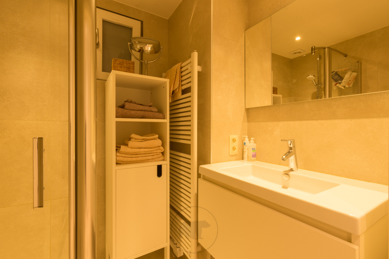 Subliem gelegen appartement met garagebox (renovatie 2020) 