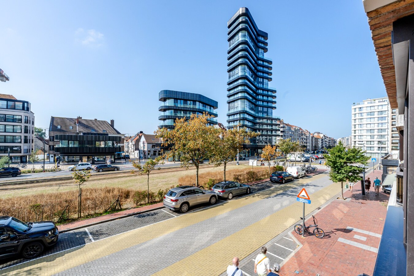 Totaal gerenoveerd appartement met open zicht en uitzonderlijke terrassen op topligging in Heist. 