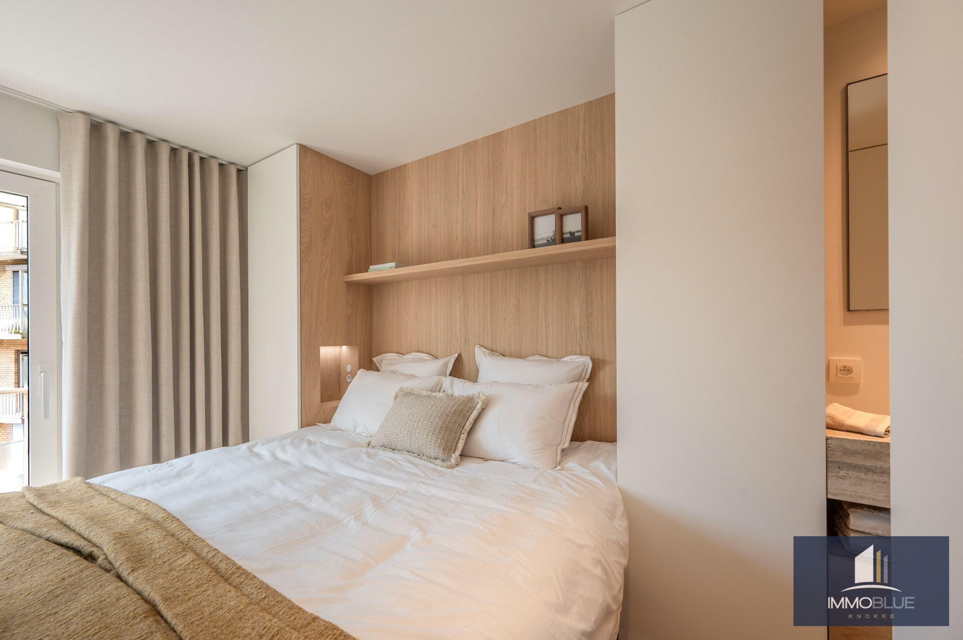 Stijlvol volledig gerenoveerd drie-slaapkamer appartement op toplocatie nabij het Lichttorenplein. 