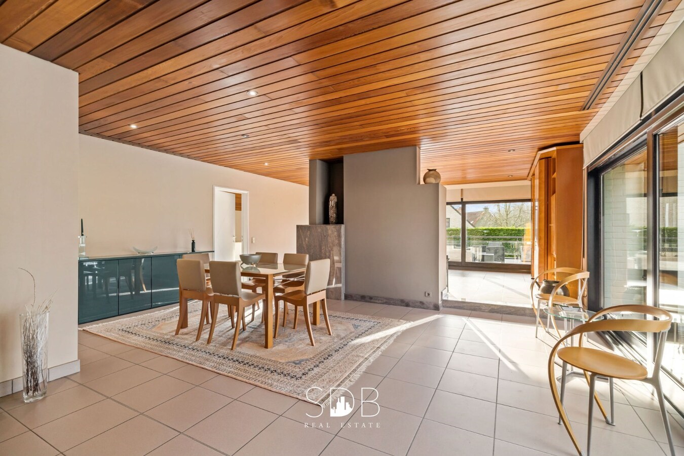 Prachtige ruime villa met gezinstuin + appartement op 2.135m² 