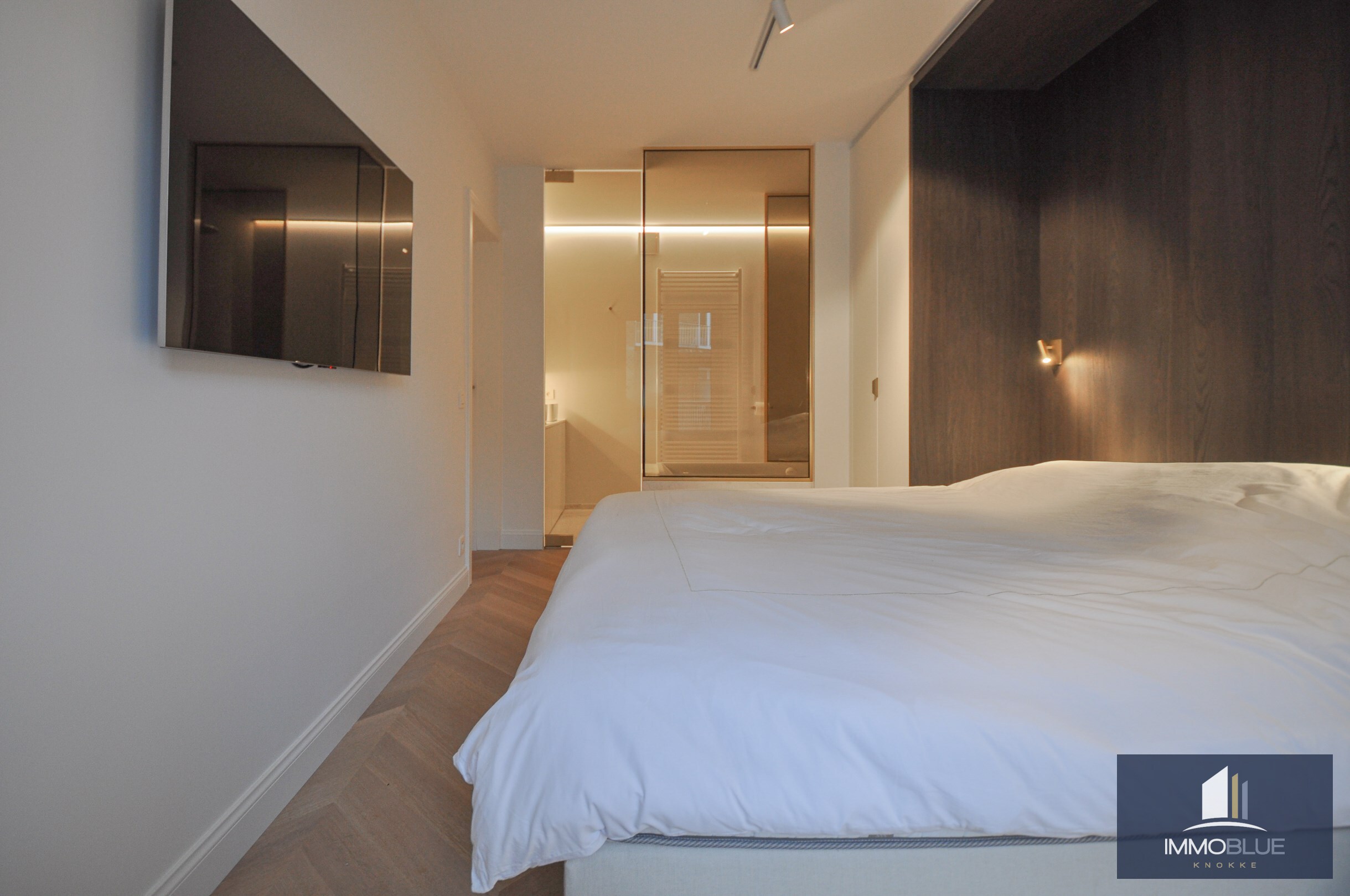 Hoogwaardig volledig gerenoveerd appartement met zijdelings zeezicht en zicht op de Kustlaan. 