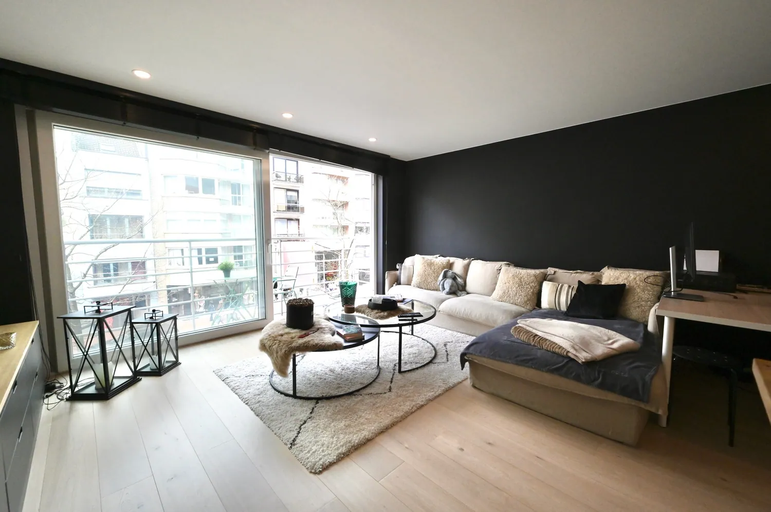 GEMEUBELD - Prachtig gerenoveerd appartement, aan de zonnekant van de Lippenslaan, vlakbij het strand.