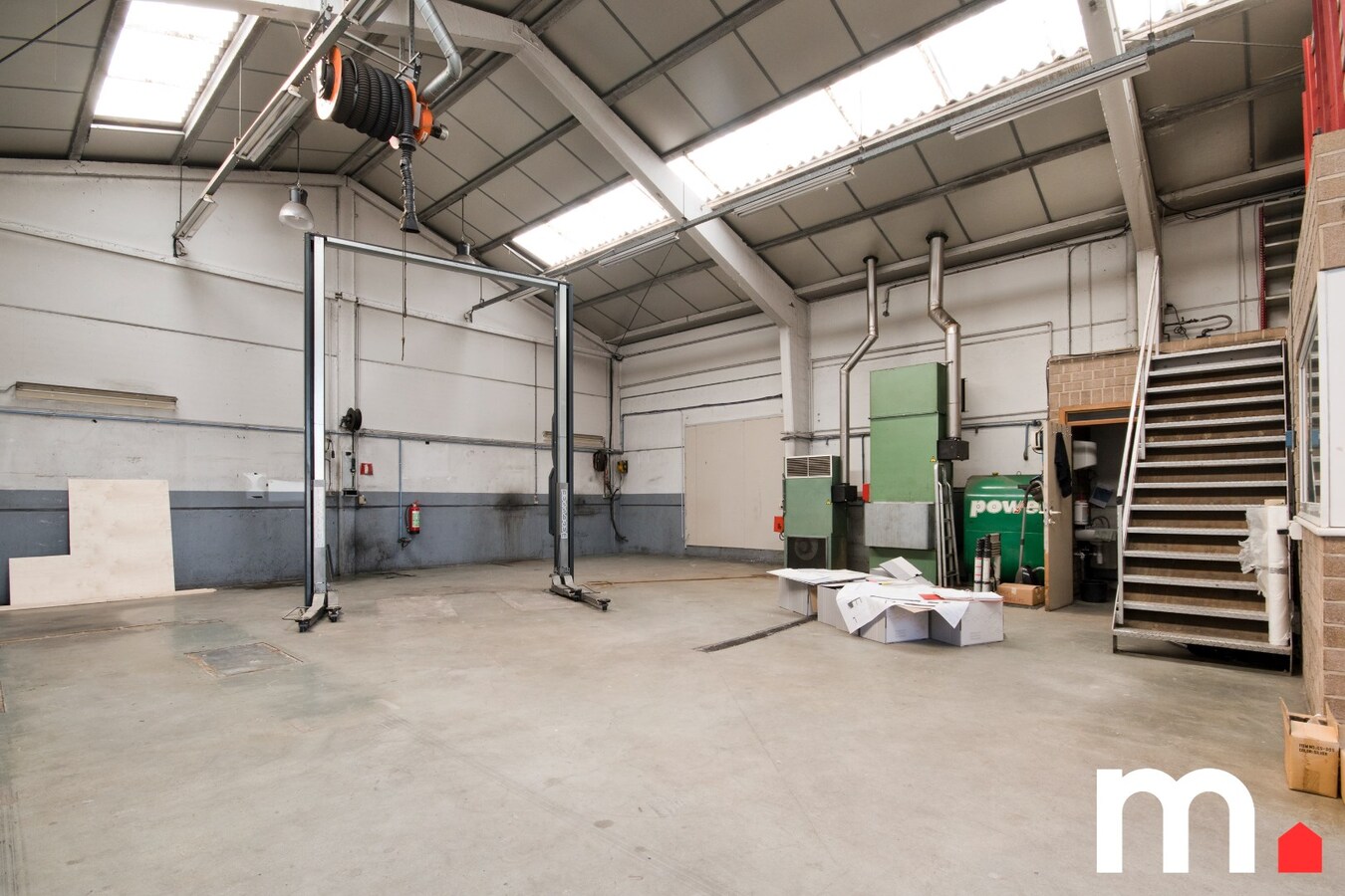 Multifunctioneel bedrijfsgebouw (Showroom + Atelier + Woning) op toplocatie te Rekkem ! 