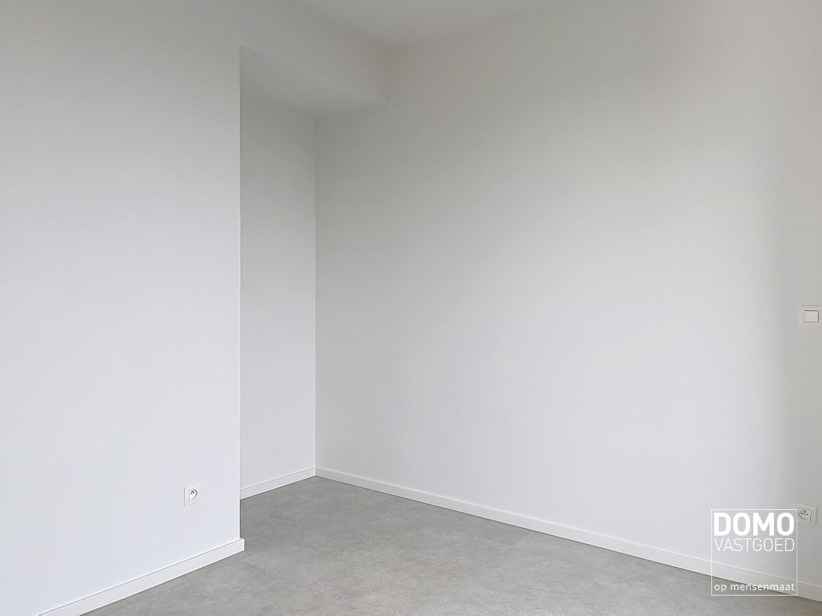 Penthouse met twee slaapkamers, ruim terras en autostandplaats te Kermt 