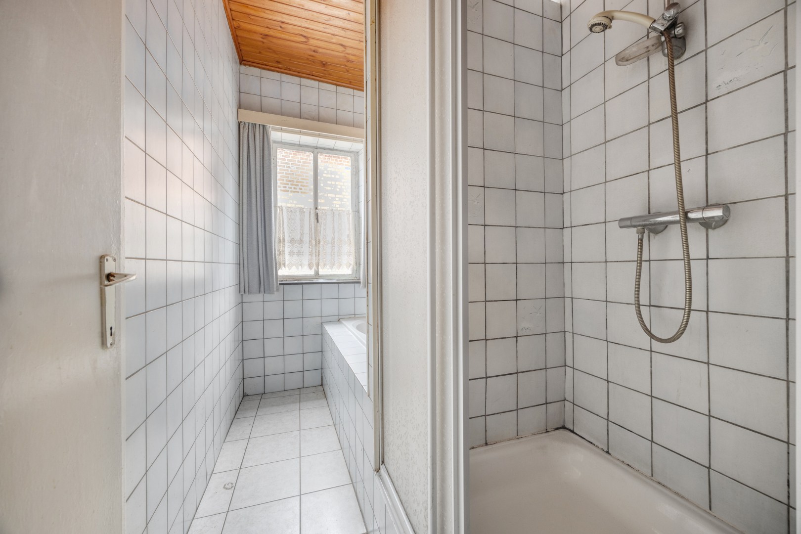 Badkamer met douche en ligbad