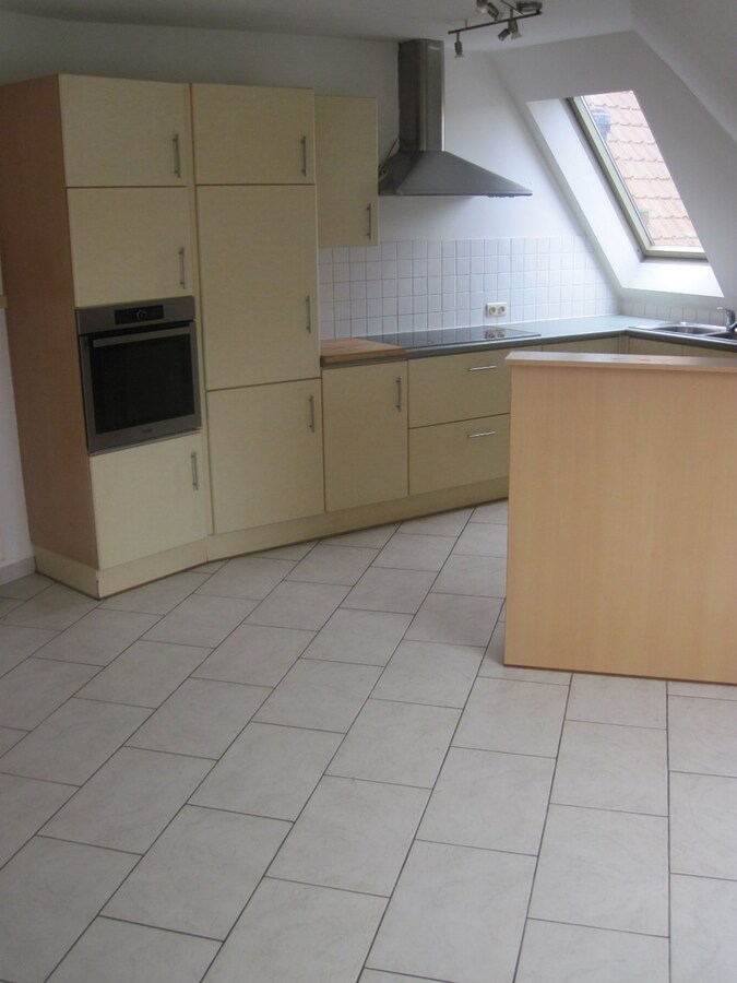 Bijzonder ruim appartement in hartje Kruishoutem. 