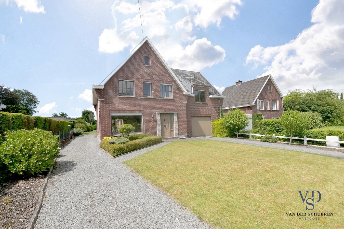 Ruim landhuis met tal van mogelijkheden. 