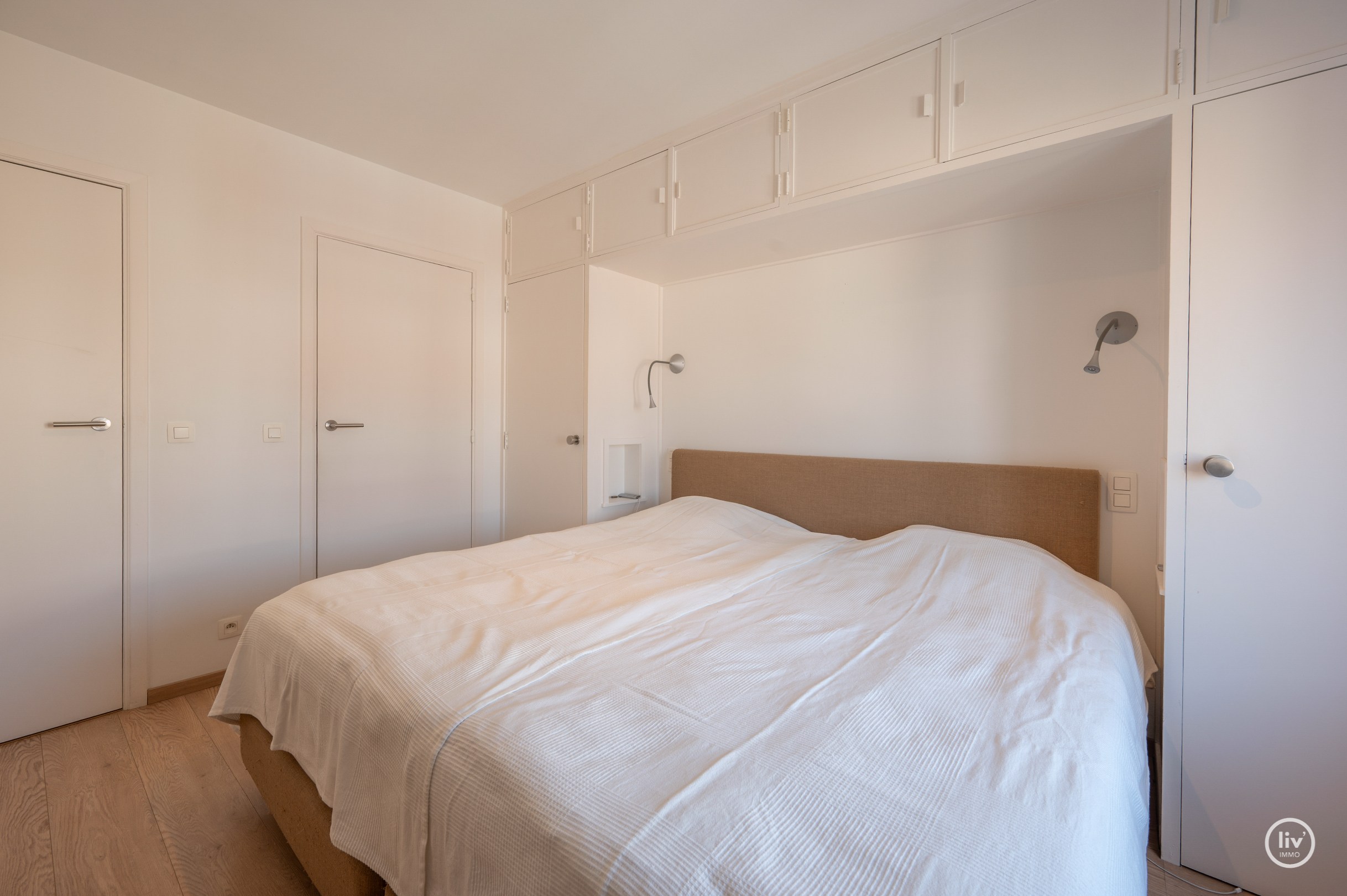 Lichtrijk dakappartement op wandelafstand van de zeedijk-Albertstrand met mogelijkheid tot aankoop van een inpandige garagebox (gelijkvloers). 