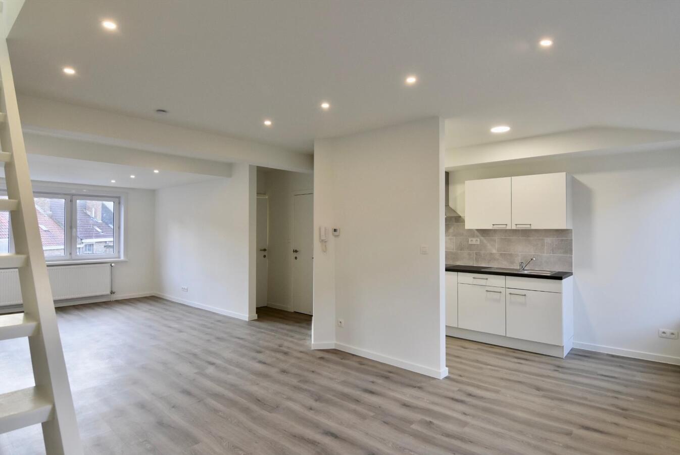 MOOI VOLLEDIG VERNIEUWDE KNUSSE DUPLEX 