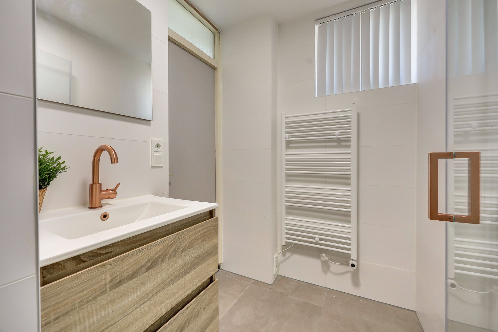 Goed onderhouden en instapklaar 4-kamer hoek-appartement op de 4e verdieping met moderne keuken en badkamer, 3 balkons en gelegen op eigen grond. 