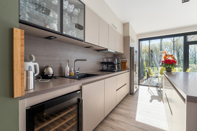 Moderne villa met hippisch complex op 15.856m² 