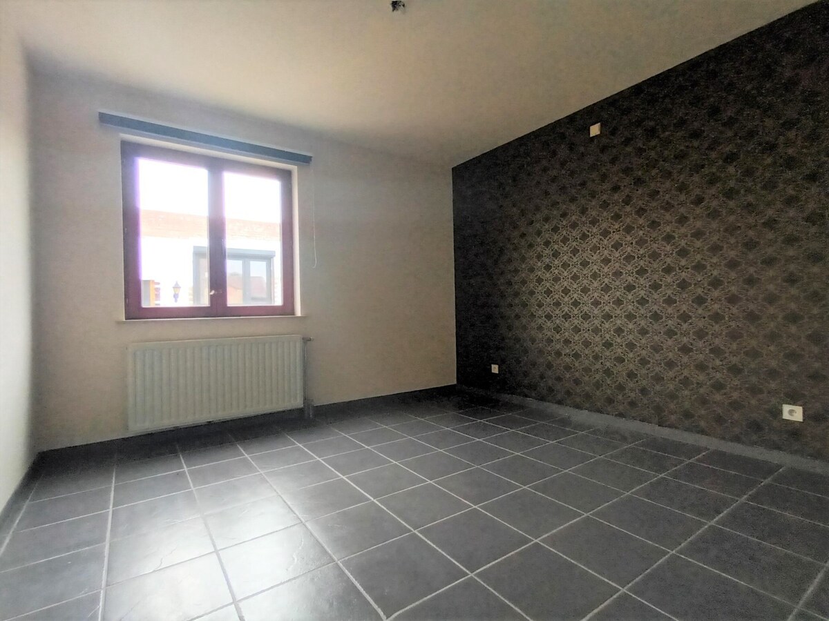 Ruim appartement rustig gelegen in Kuringen. Dichtbij winkels, scholen, autosnelwegen en openbaar vervoer. 