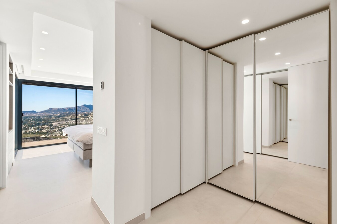 Een uitzonderlijke villa waar luxe, licht en panoramische waterzichten samenkomen. 