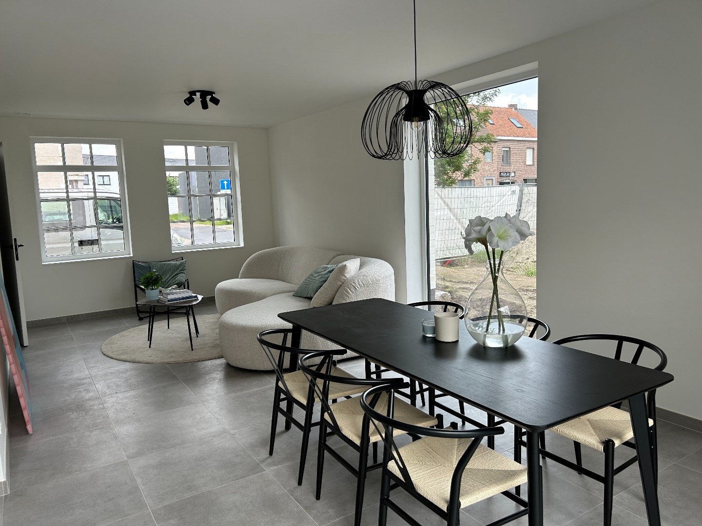 Stijlvolle en ruime nieuwbouwwoning met garage en tuin op 555 m² 