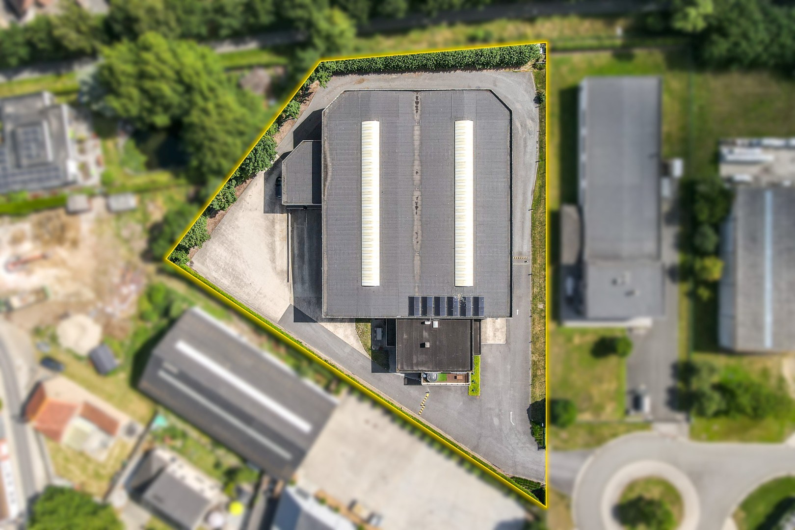 Bedrijfswoning met ruime loods van ca. 1.530 m² in de ambachtelijke zone van Eernegem 