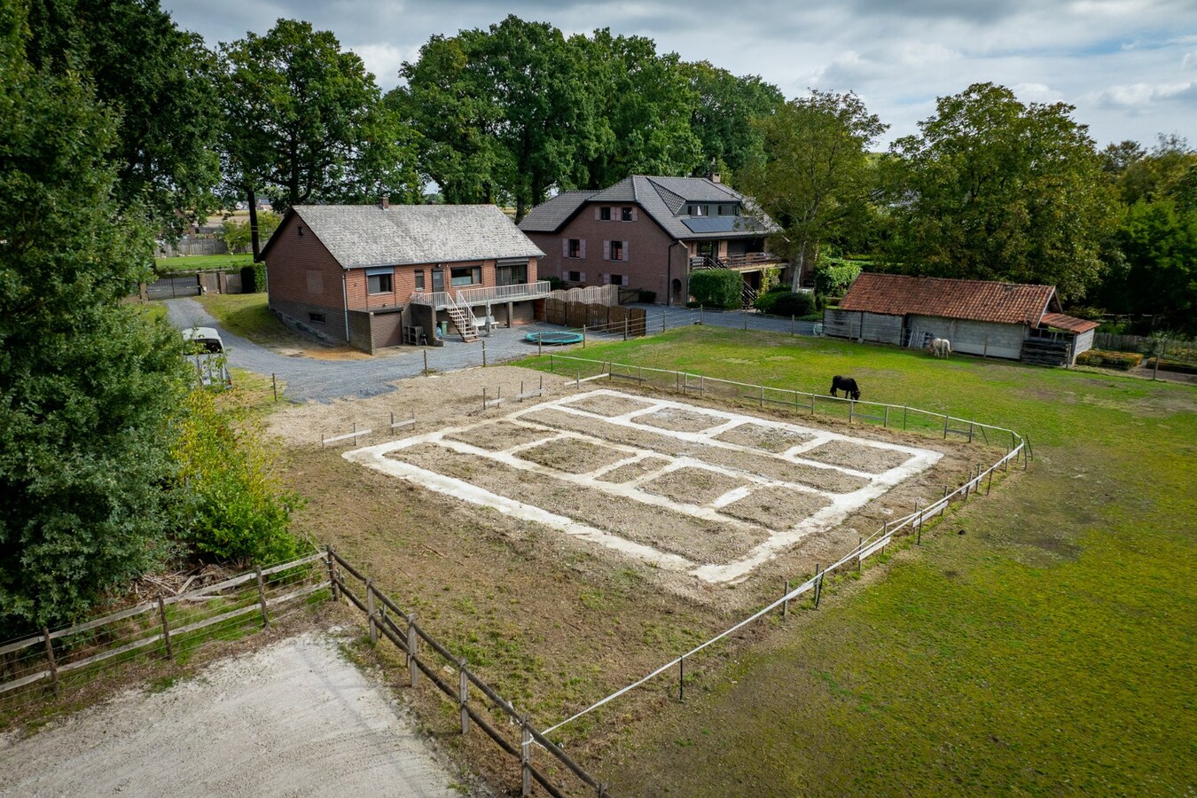 Landelijk gelegen woning met buitenpiste en weide op ca. 1ha te Bocholt 