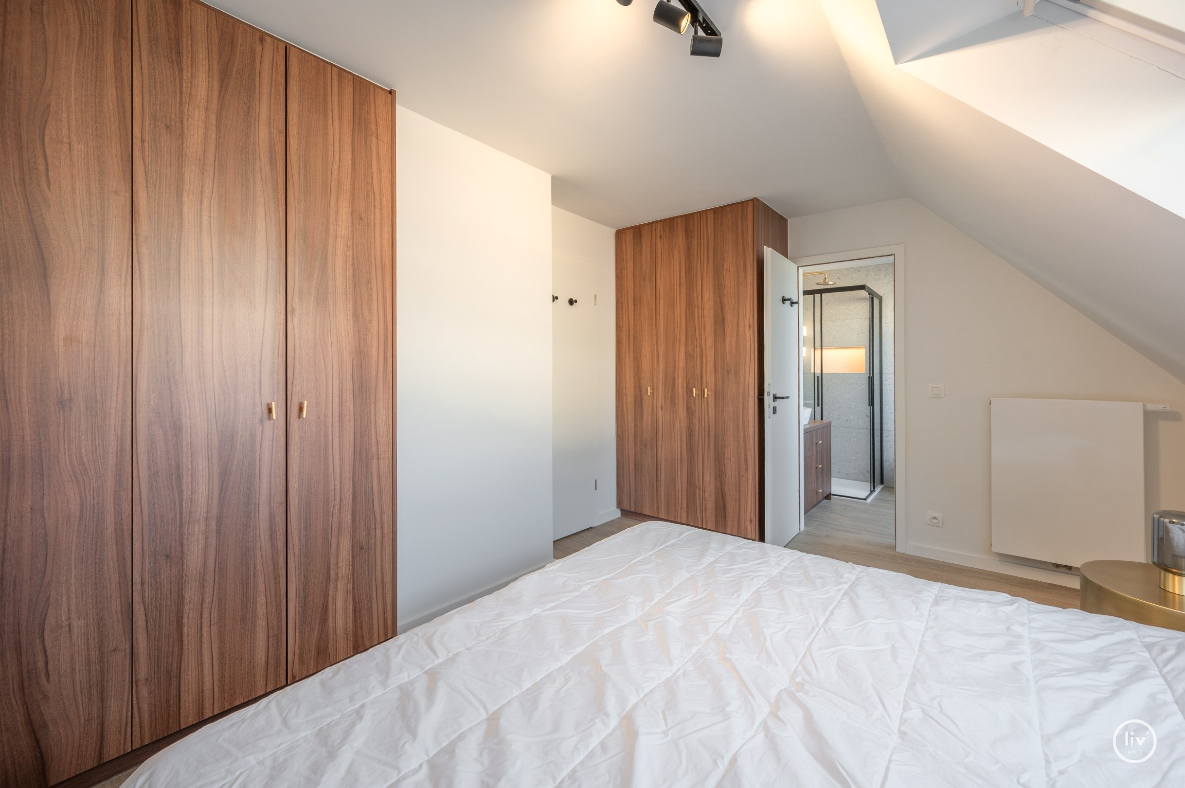 Appartement en triplex prêt à emménager situé près de la place Rubens avec vue latérale sur la mer. 