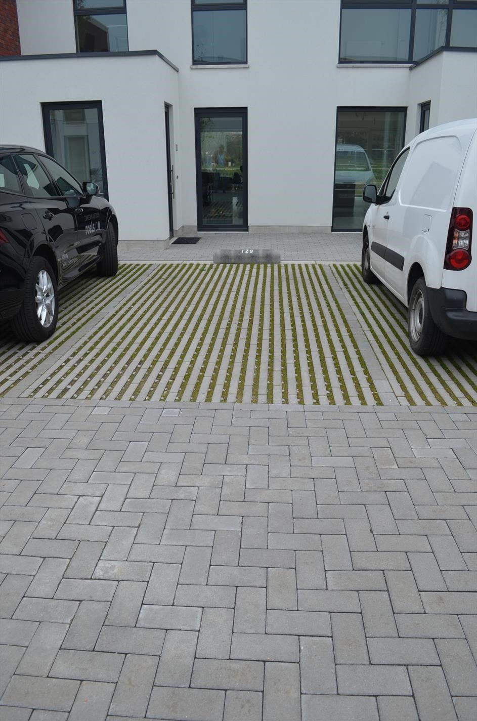 Recente woning met 3 slpks, tuin en 2 parkeerplaatsen te centrum Maldegem 