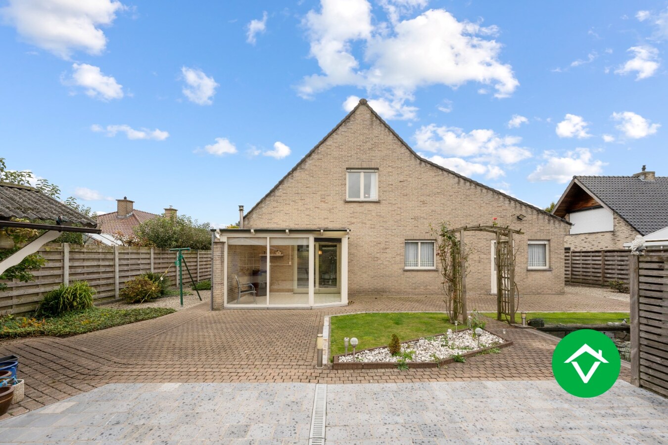 Kloeke woning met 4 slaapkamers in een woonwijk te Ichtegem. 