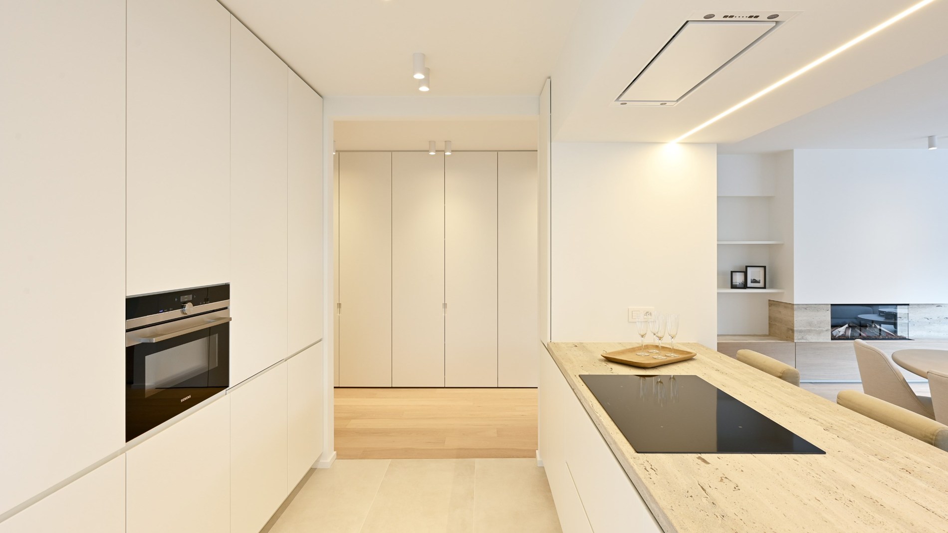 Prachtig, ruim (131 m2) HOEKappartement, volledig gerenoveerd centraal gelegen op de Lippenslaan vlakbij de zeedijk te Knokke. 