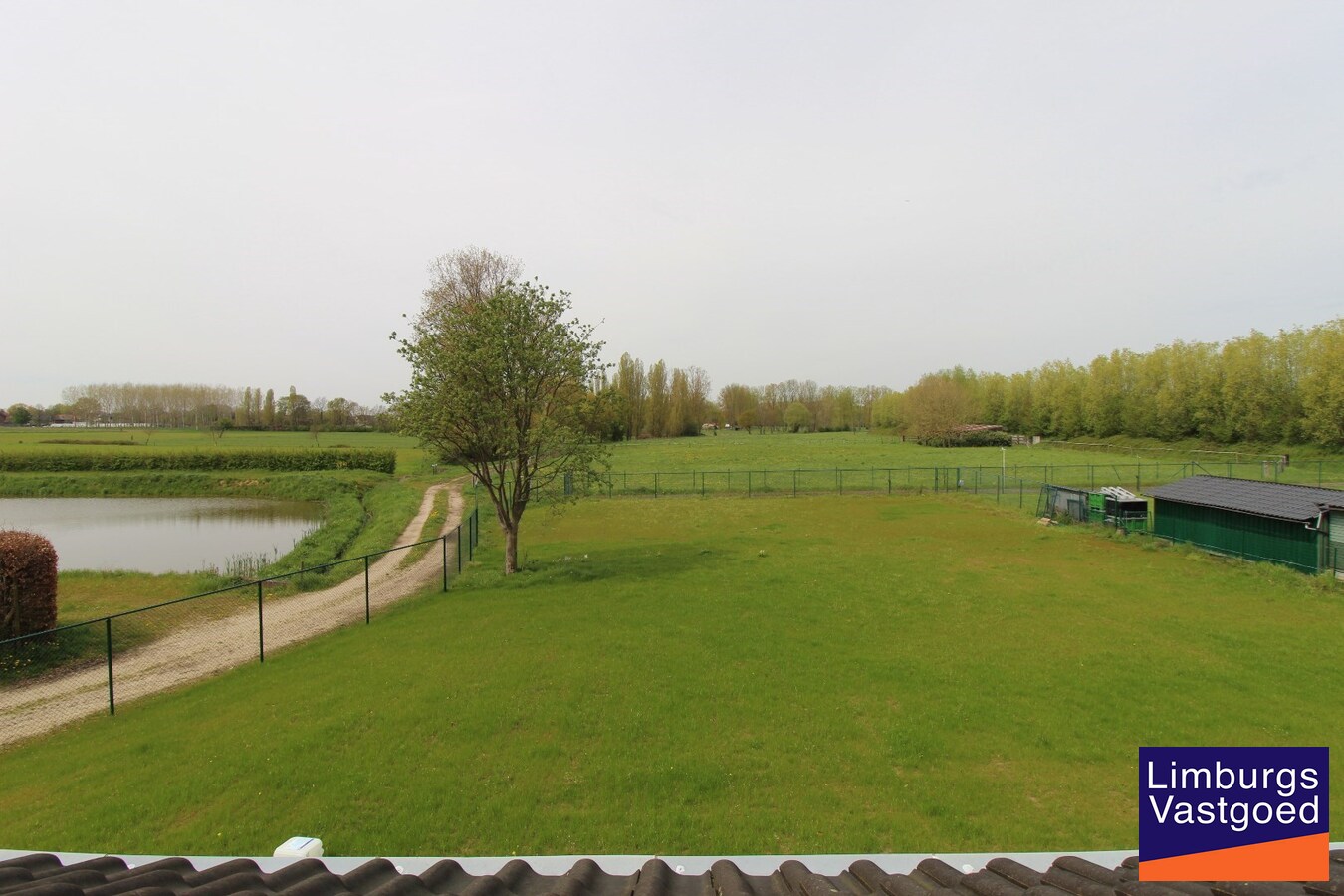 Ruime villa, 308m², 4 slpk, uitzicht op velden, 19a49ca 