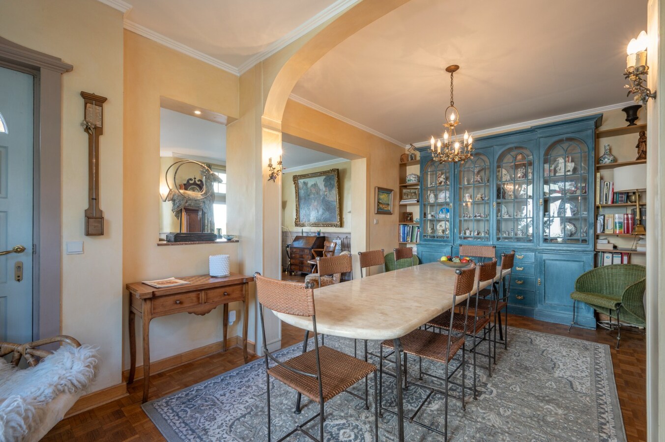 Villa in eclectische stijl met garage en staanplaatsen in het hart van Duinbergen 