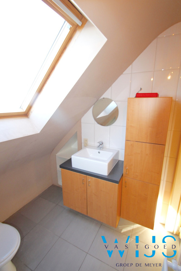 Zeer ruim lichtrijk appartement met 4 slaapkamers ! 