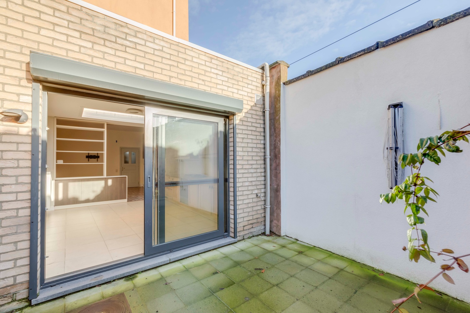 Mooie halfopen bebouwing met zeer ruime kamers 