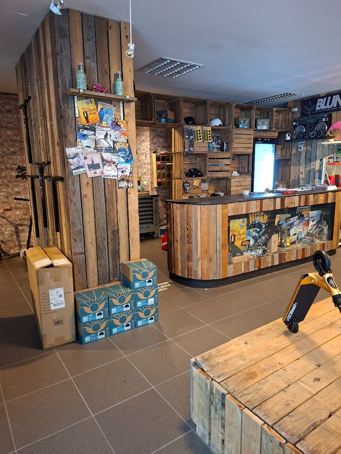 Situation stratégique pour cette vaste surface commerciale de 150M² 