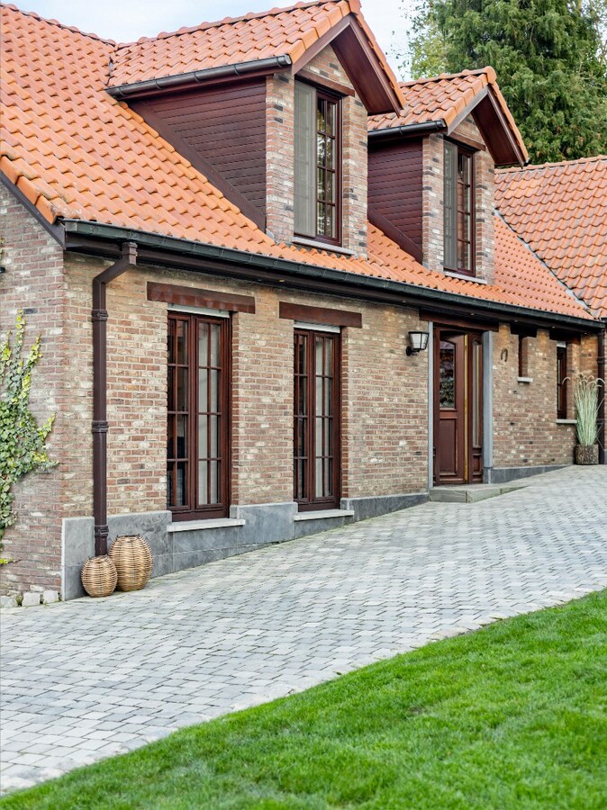 Landelijke villa met zwembad, paardenfaciliteiten en piste op circa 2 HA 