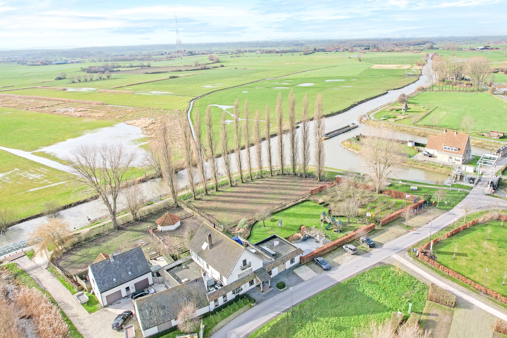 Restaurant met privéwoning en 2 B&amp;B-kamers op 4.370 m² 