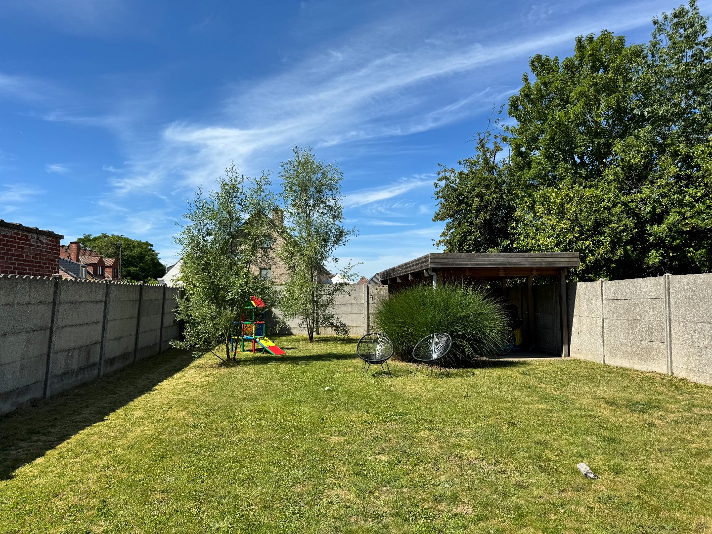 Gerenoveerde halfopen woning met 3 slaapkamers, tuin en carport 