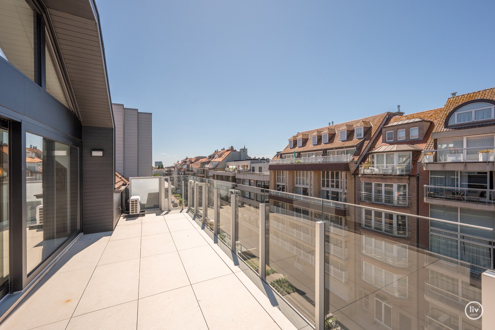 Prachtige ruime duplex (216 m2) top gerenoveerd gelegen op de Leopoldlaan te Knokke. 