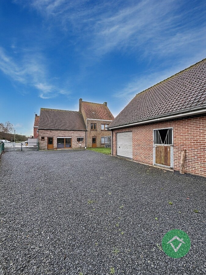 Alleenstaande woning met naastliggend stuk bouwgrond en weide te Eernegem 