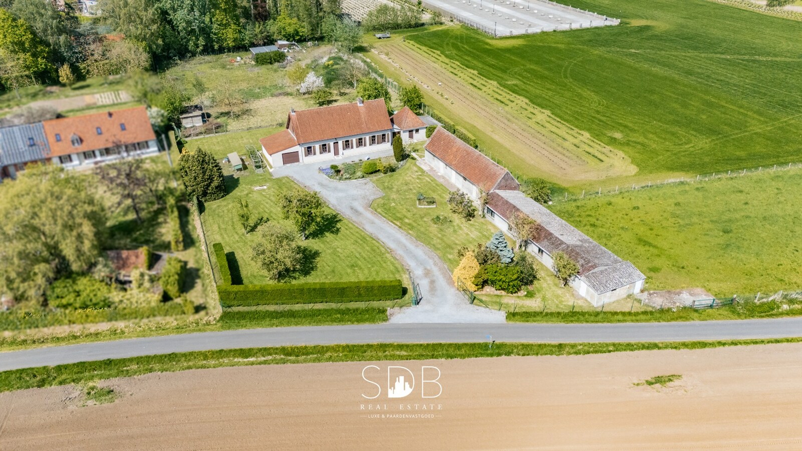 Authentieke hoeve met bijgebouwen en graslanden op 6.664m² met mogelijkheid tot bijkomend grasland op 3.070m² 