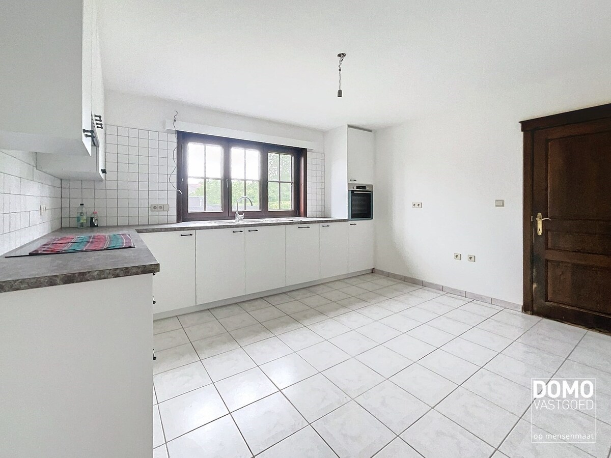 RUIME GEZINSWONING MET 4 SLAAPKAMERS, TUIN EN INPANDIGE GARAGE TE HERK-DE-STAD 