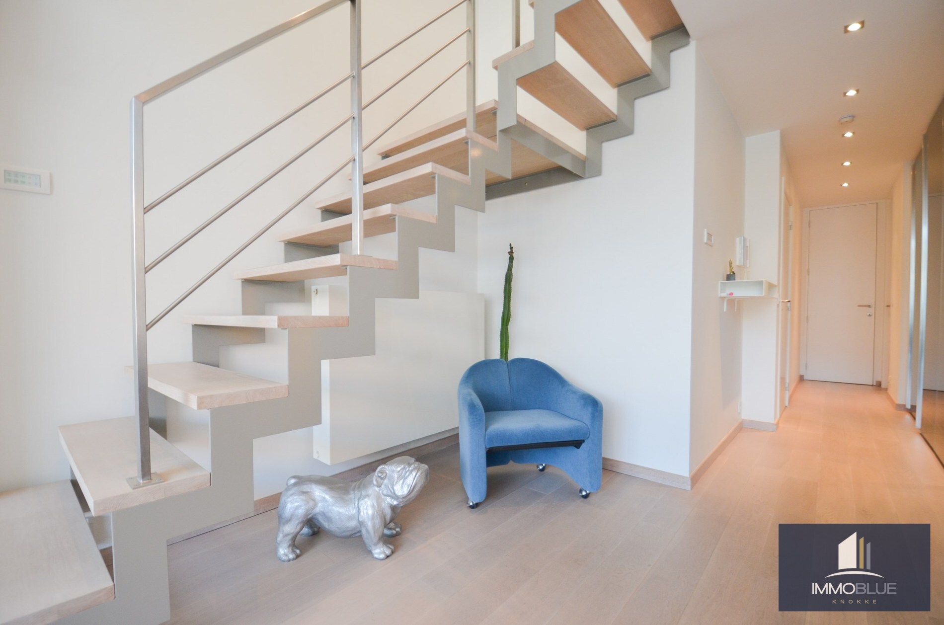 Duplex mezzanine lumineux et spacieux à louer, situé à deux pas de la mer. 