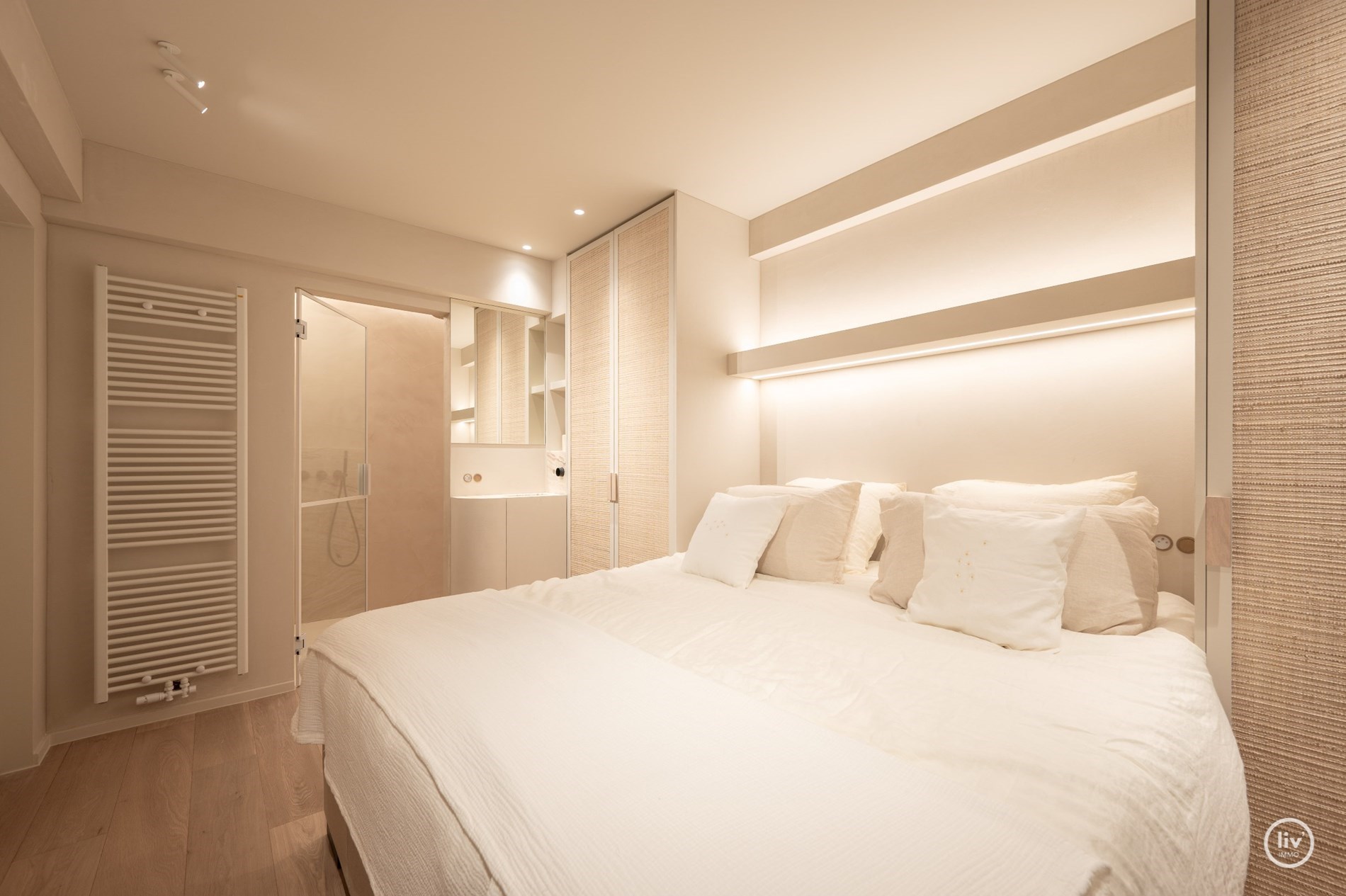 Appartement magnifiquement rénové avec vue frontale sur la mer situé sur la place de la tour de lumière à Knokke. 