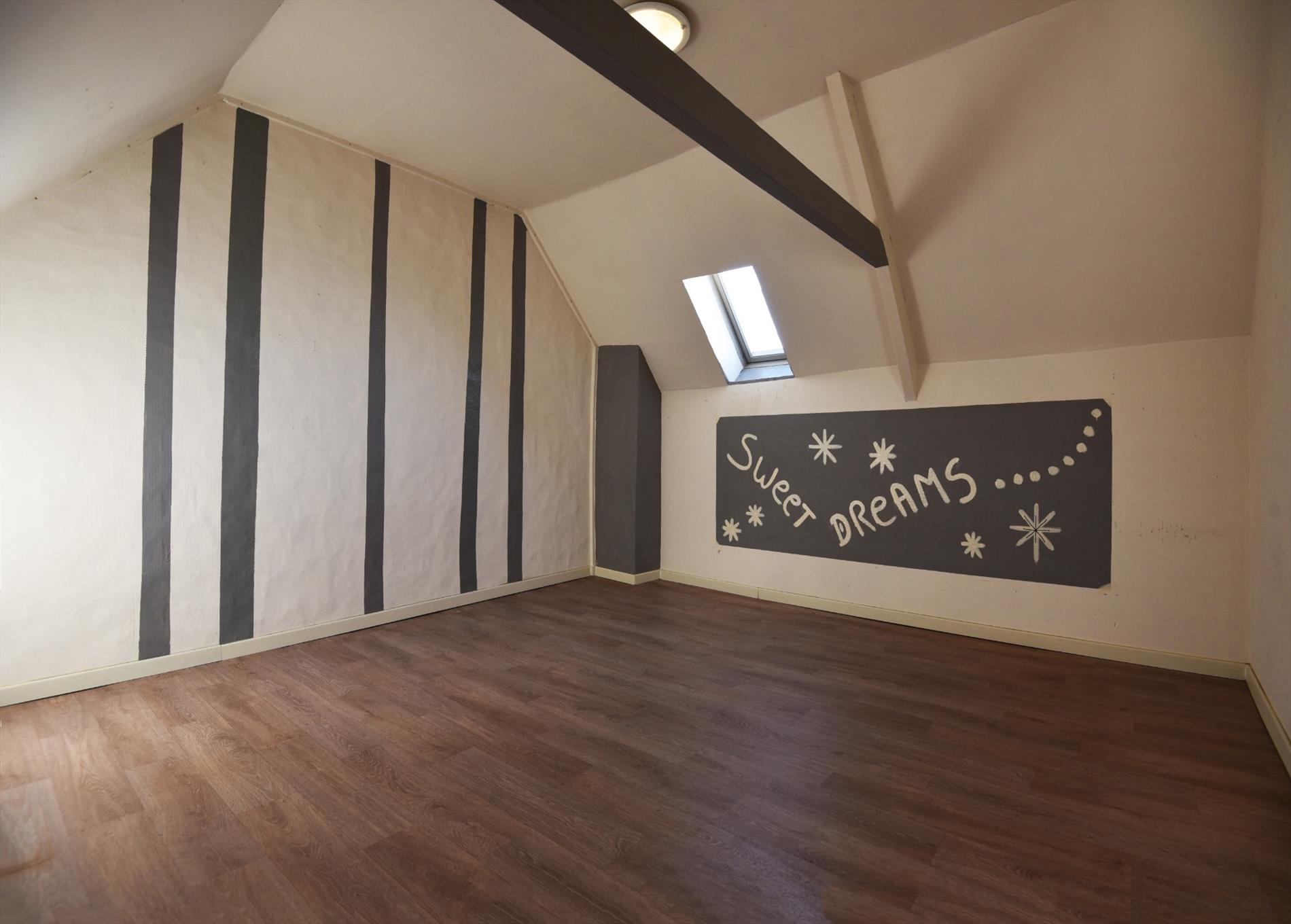 Half open bebouwing met 2 slaapkamers, tuin en garage te Maldegem. 