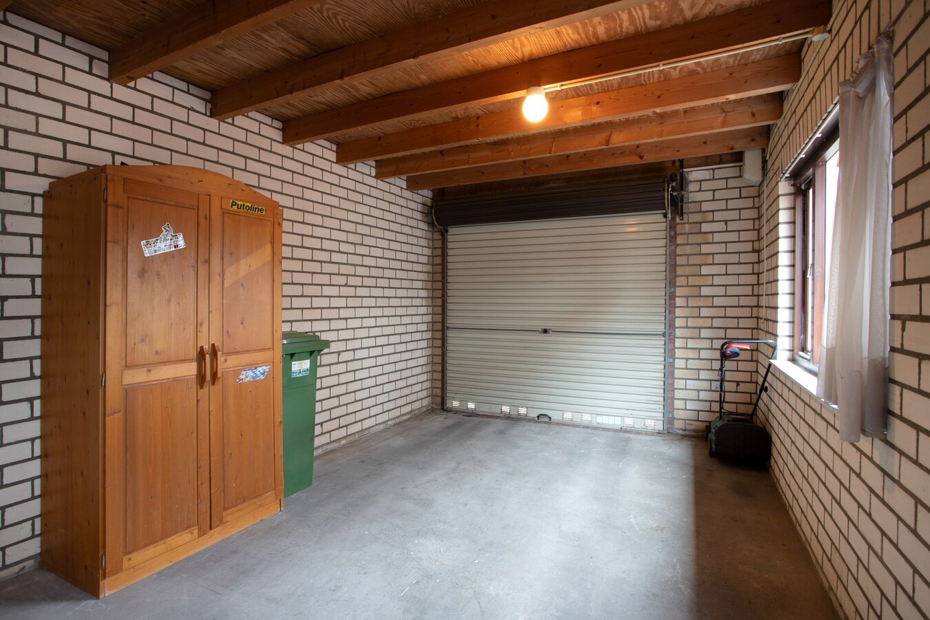 Tweekapper met vrijstaande garage en inrit gelegen op een hoekperceel in Reusel. 