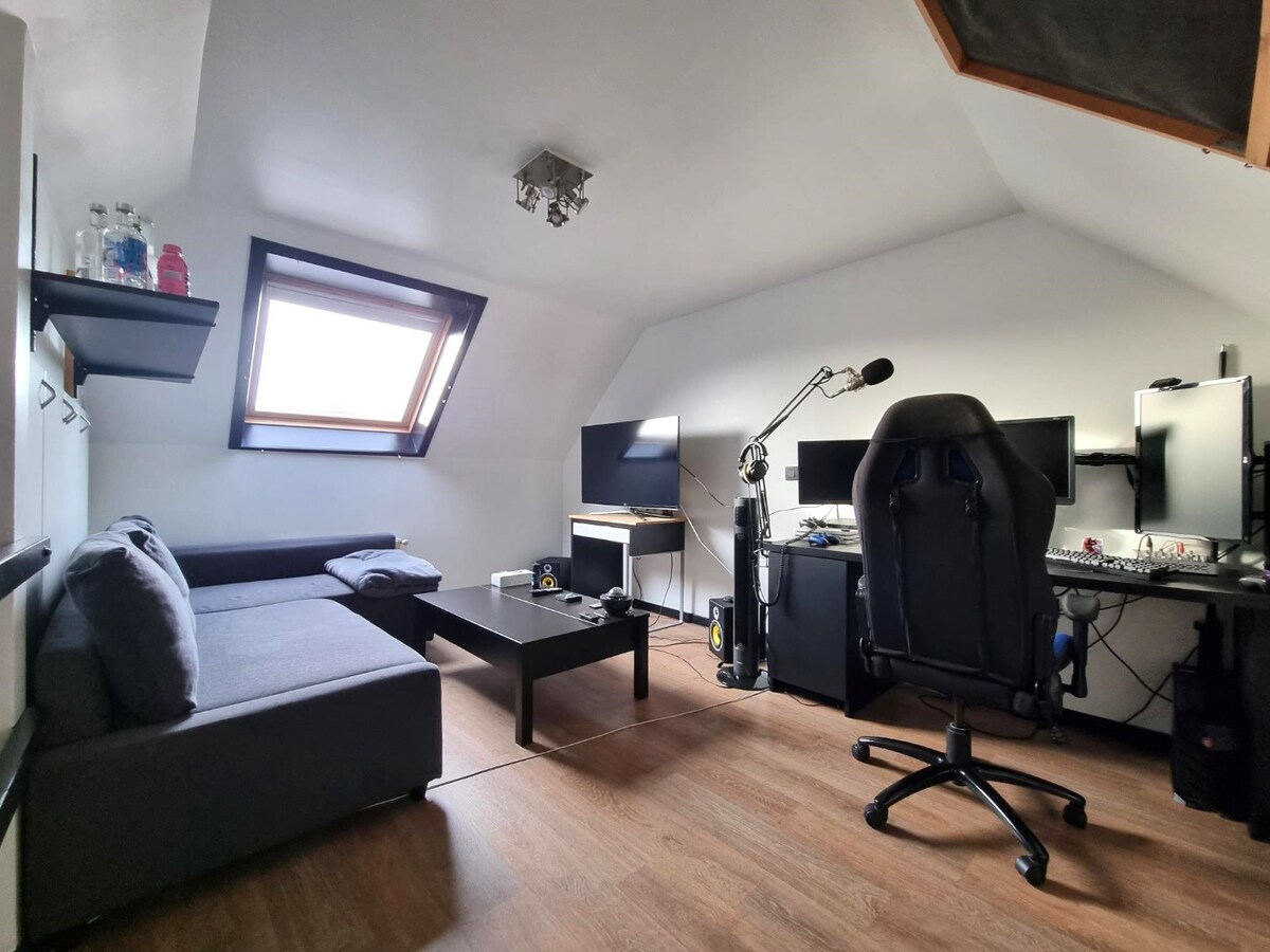 Halfopen woning met garage en dubbele oprit te Heist 