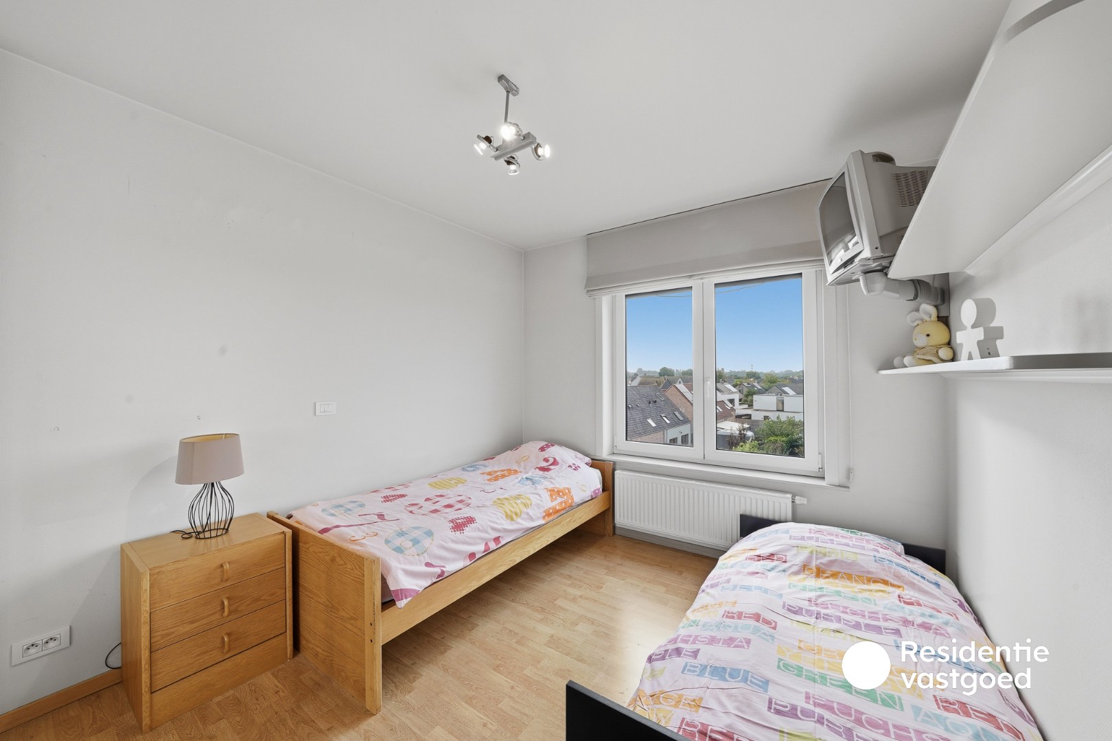 Ruim en lichtrijk duplexappartement met garage en twee terrassen in centrum Eernegem 