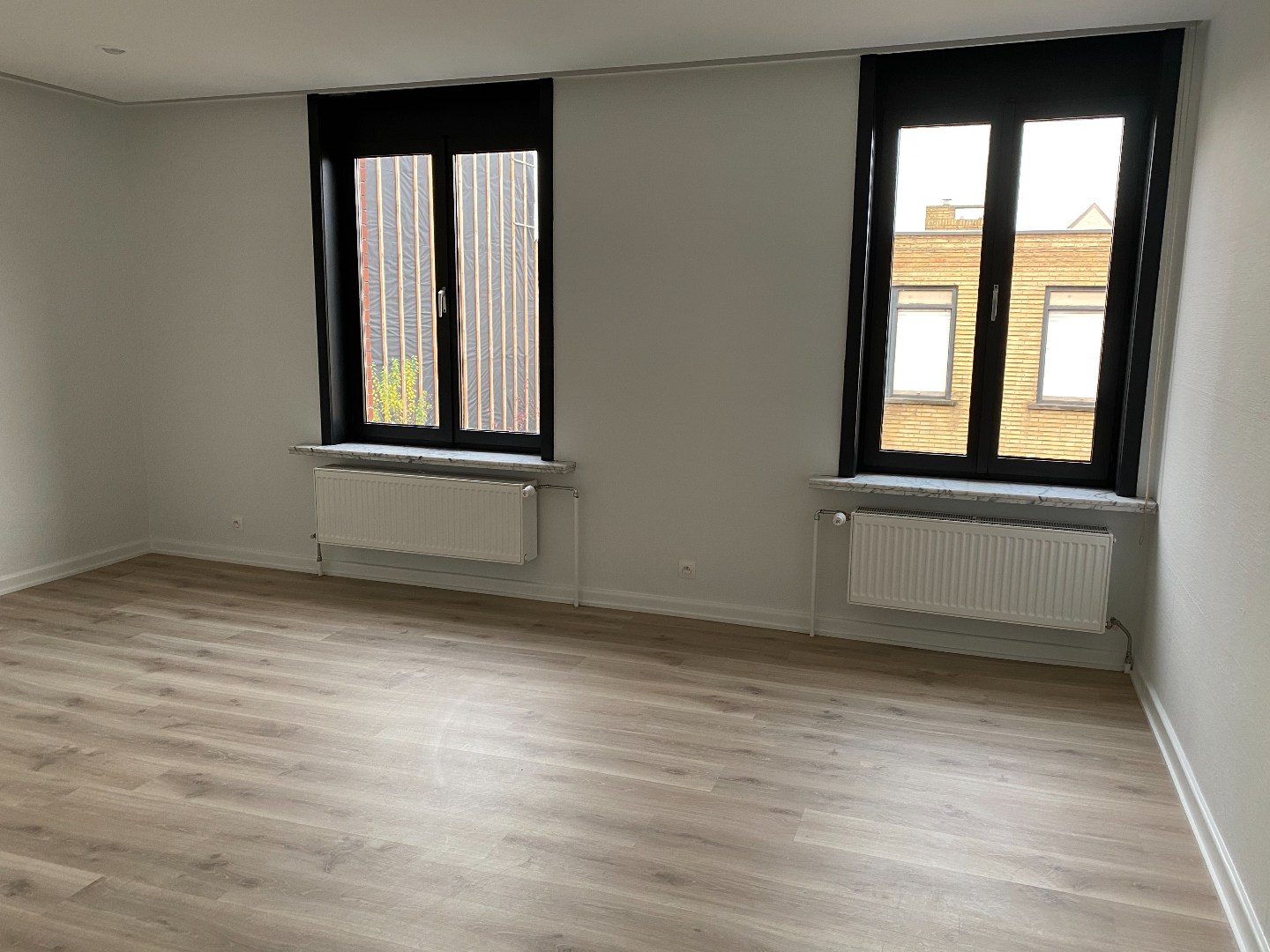 Verrassend ruime en gerenoveerde stadswoning met garage en uitweg! 