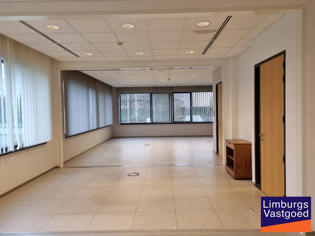 Kantoren 1e VDP - 527 m² + 25 parkings - nabij E 313 