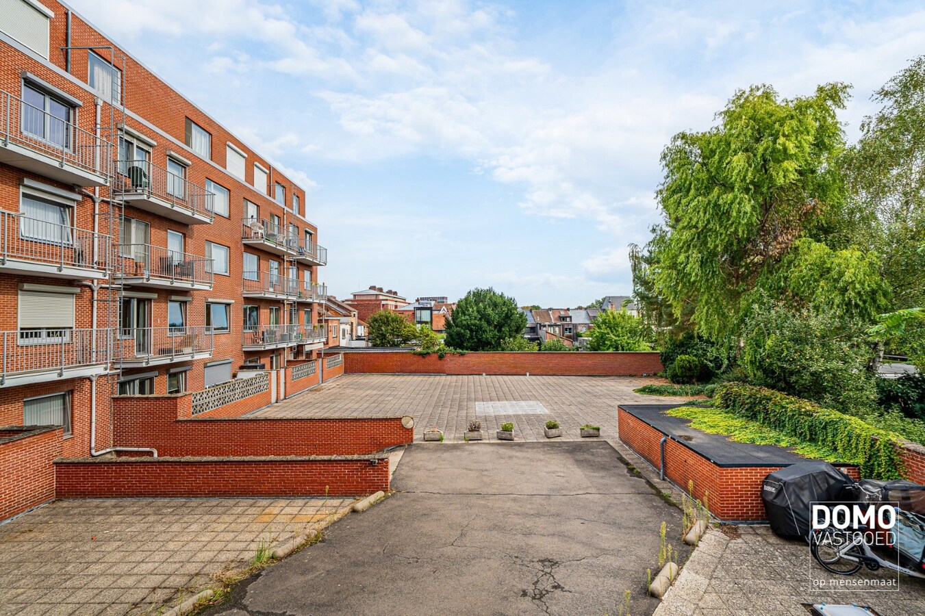 INSTAPKLAAR 1 SLAAPKAMERAPPARTEMENT VAN 58M2 MET TERRAS, GARAGEBOX EN BERGING BINNEN DE GROTE RING VAN HASSELT 