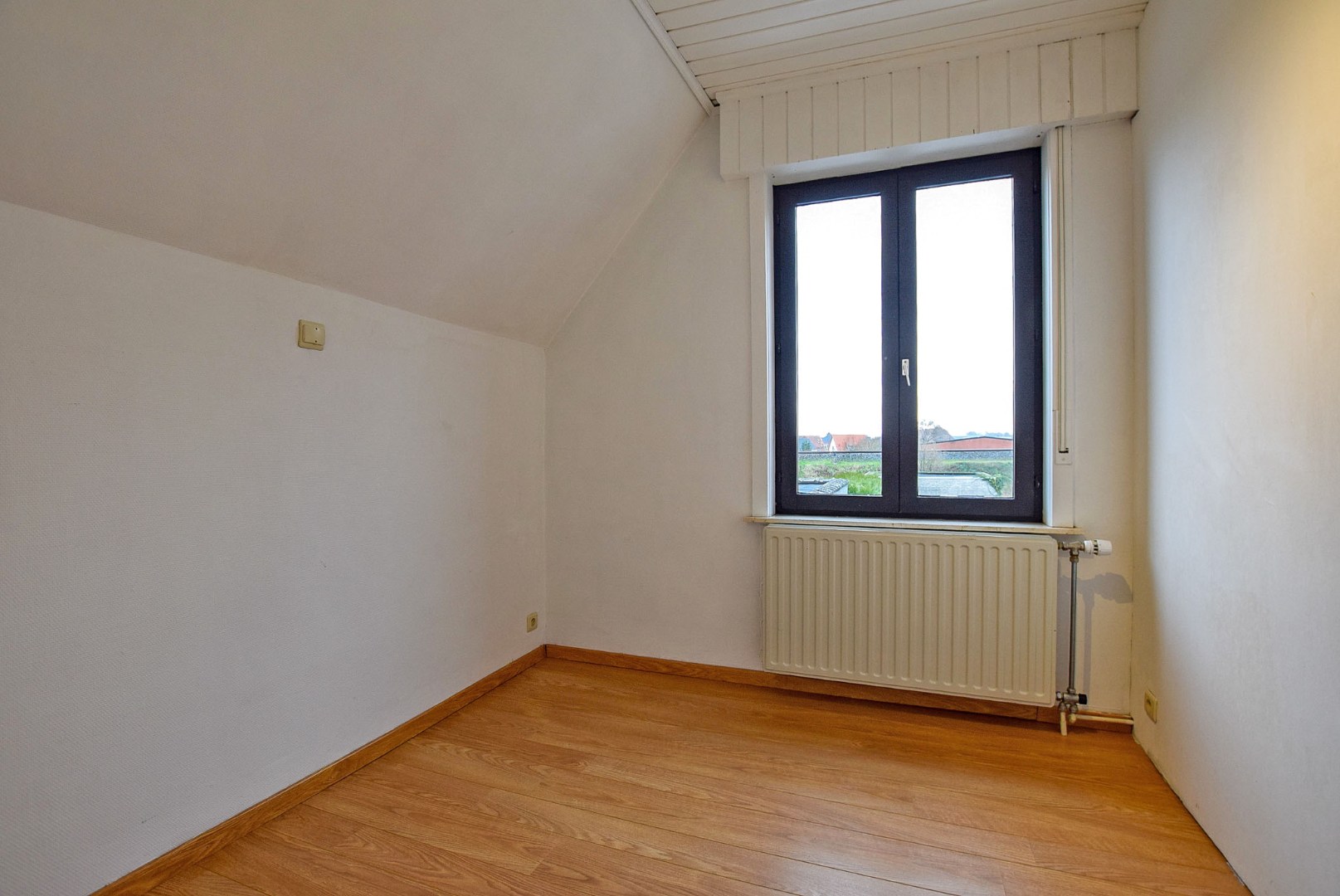 Instapklare gezinswoning met 3 slaapkamers en garage in het centrum van Diksmuide. 