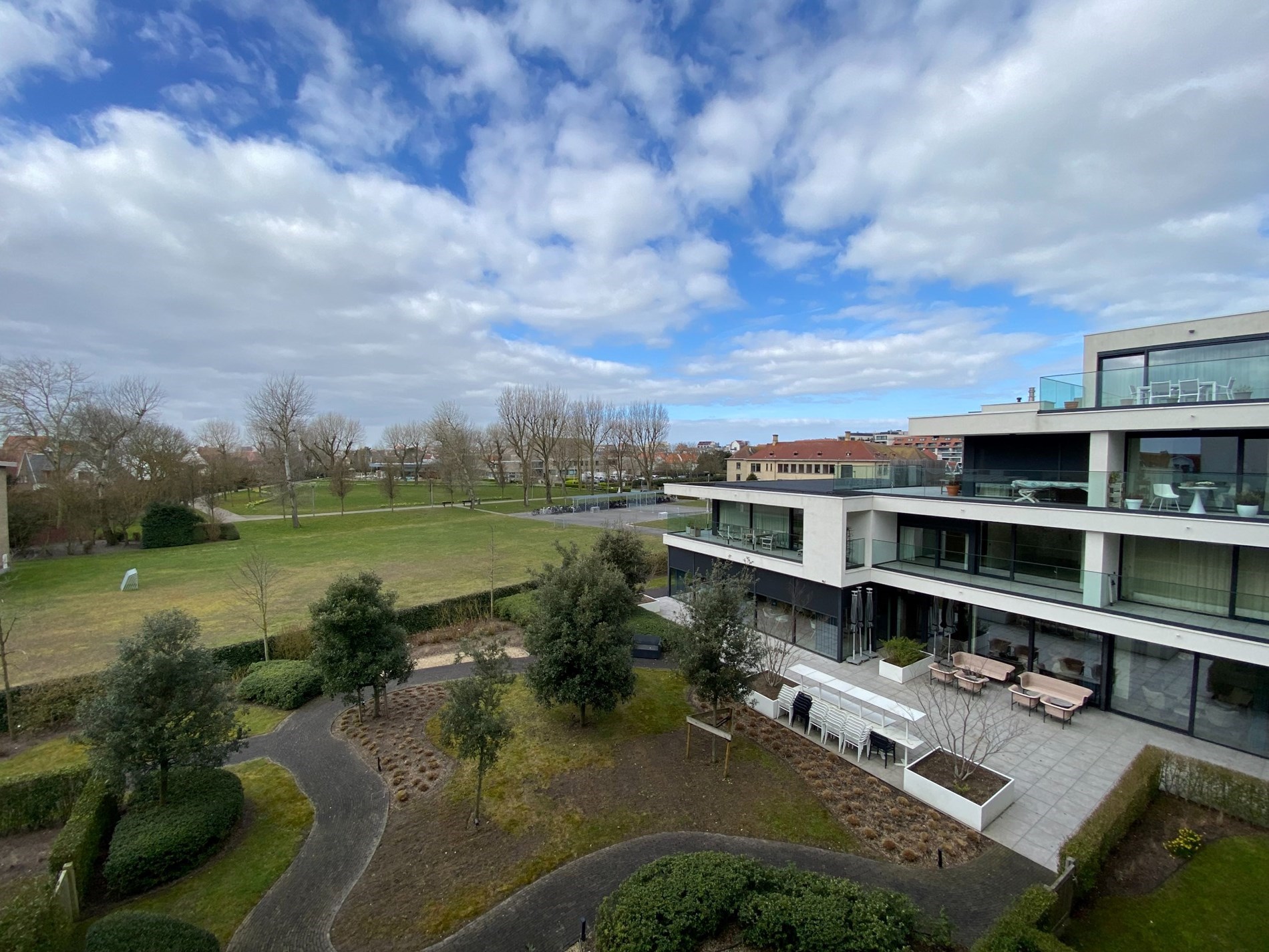 ONGEMEUBELD: SERVICEFLAT: Lichtrijk 1-slaapkamer appartement met een groot terras en mooi open zicht op het cultuurcentrum Scharpoord in de Residentie Cypres. 